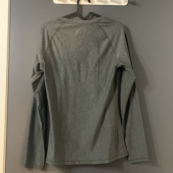 NWOT women’s XS underarmour gray heat gear long sleeve - Picture 3 of 8